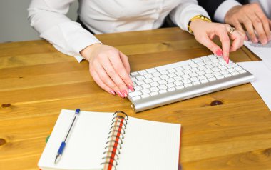 Yazan bir ofis kadınının elleri.