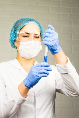 Tüp üniversite laboratuvarında bakarak bilim adamı.