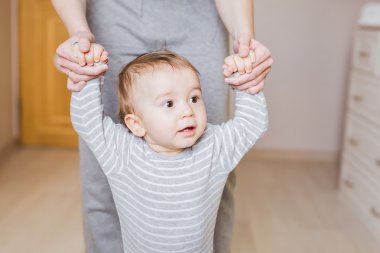 şirin bir bebek ilk adımları