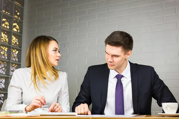 Geschäftsleute, die im Büro arbeiten — Stockfoto