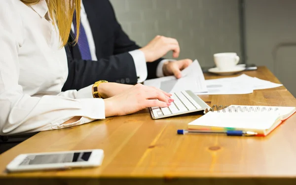 Mains d'une femme de bureau tapant — Photo