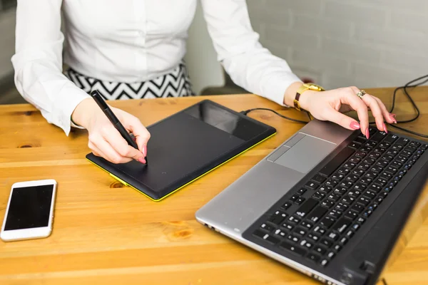 Frau Handzeichnung mit Grafik-Tablet, Arbeits-Designer Nahaufnahme — Stockfoto