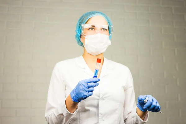 Forskare tittar på provröret i laboratoriet för universitet — Stockfoto