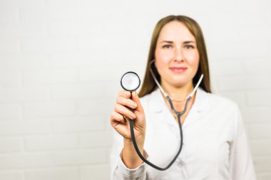 bir kadın doktor stetoskop kullanarak yakın çekim