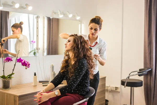 Güzellik salonunda uzun saçlı kadın
