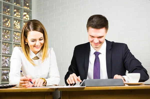 Zwei Geschäftsleute nutzen Tablet-Computer im Büro — Stockfoto