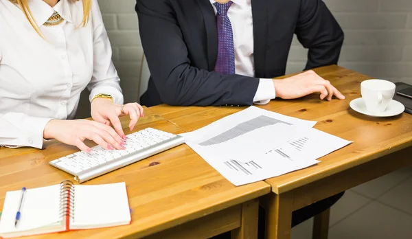 Hände einer Büroangestellten tippen — Stockfoto