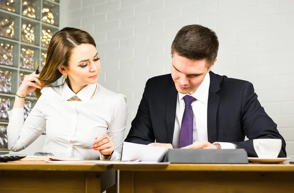 Kollegen interagieren. Büromitarbeiterin achtet auf Ideen ihres Mitarbeiters. — Stockfoto