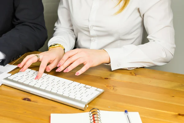 Frauenhände tippen in Großaufnahme auf einem Laptop — Stockfoto