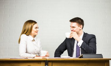 iş adamları ofisindeki kahve molası sırasında etkileşim