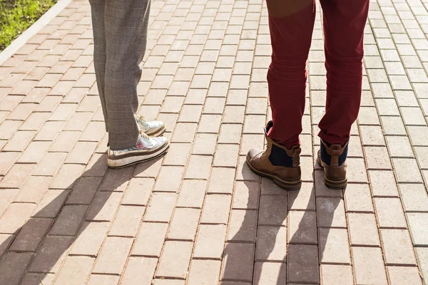Hipster pár nohou, cestovat společně koncept — Stock fotografie