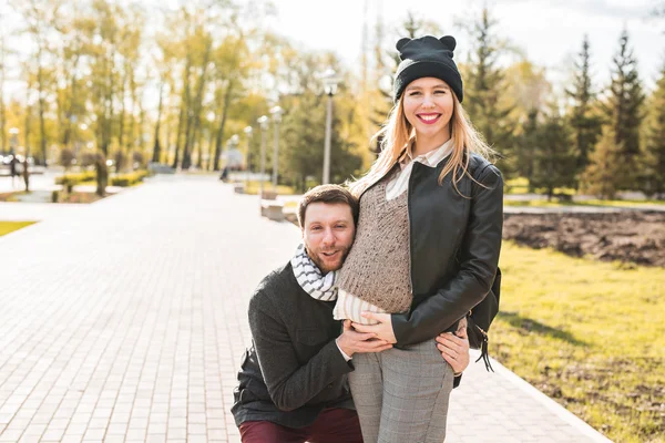 Marido ouvindo suas esposas barriga — Fotografia de Stock