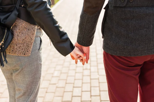 Любовь, отношения, семья и люди - крупным планом пара, держащаяся за руки в парке — стоковое фото