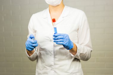 bir test tüpünde laboratuvar açık çözüm ile kadın tıbbi ya da bilimsel araştırmacı