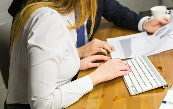 Les gens d'affaires discutent des graphiques et des graphiques montrant les résultats de leur travail d'équipe réussi — Photo