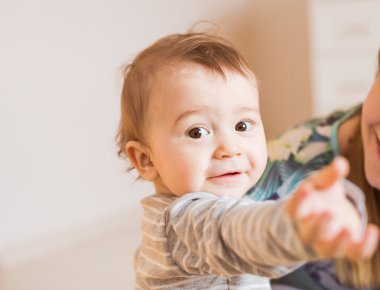 Güzel gülümseyen şirin bebek