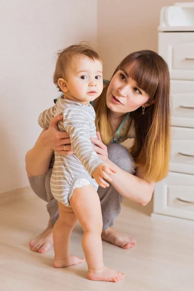 행복 한 어머니와 집에 있는 아기의 모습 — 스톡 사진