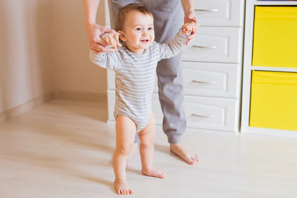Baby steg med hjälp av sin mor — Stockfoto