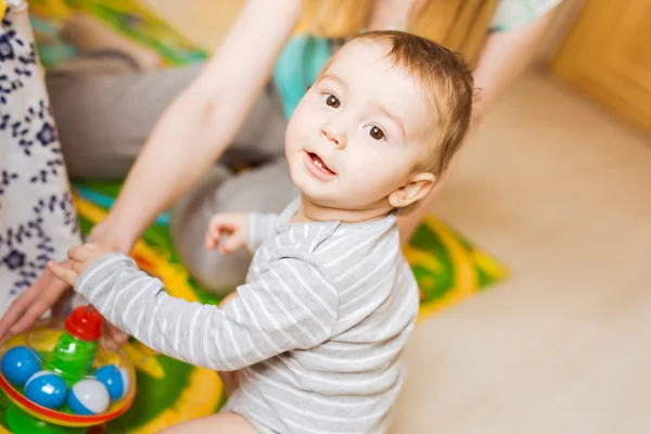 Pojke leker i sitt rum. — Stockfoto