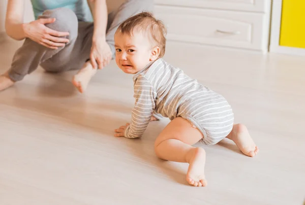 Söt baby pojke gråter. — Stockfoto