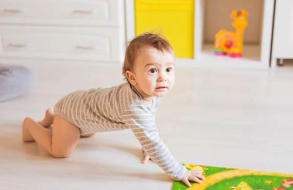 Strisciando divertente bambino ragazzo al chiuso a casa — Foto Stock