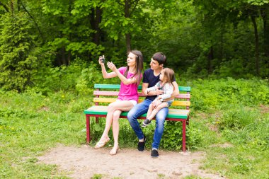 mutlu genç ailesi selfies onun smartphone ile parkta alarak yaz sahne