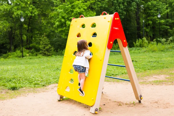 Menina bonitinha em um playground — 스톡 사진