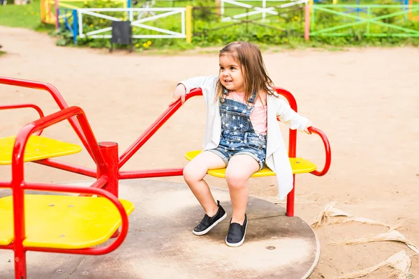 Menina bonito em um playground — Fotografia de Stock