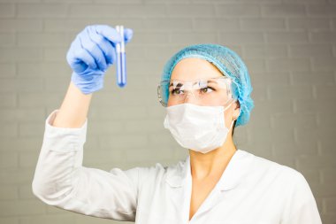 Bilimsel araştırmacı laboratuarda sıvı bir çözüm holding.