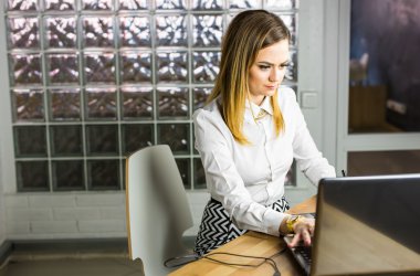 Grafik tasarımcısı iş başında.