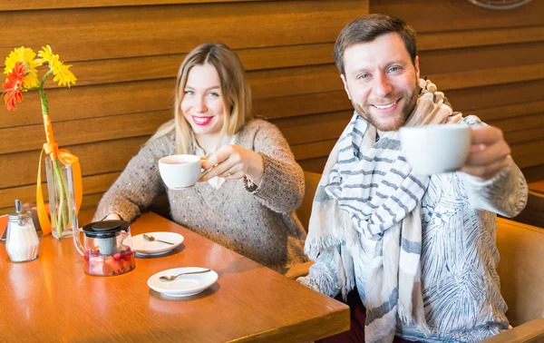 Lidé, komunikace a datování koncept - šťastný pár, pít čaj v kavárně nebo v restauraci — Stock fotografie