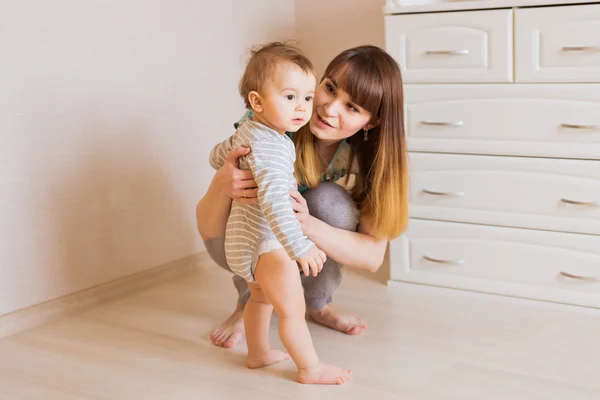 Pernas de mãe e bebé. Primeiros passos . — Fotografia de Stock