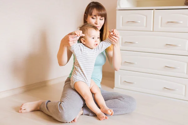 Patas de madre y bebé. Primeros pasos . — Foto de Stock