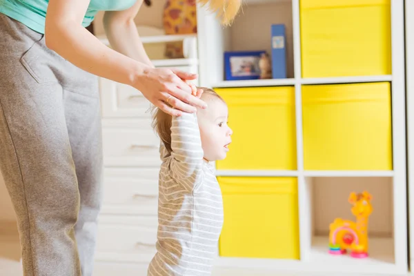 Madre e gambe del bambino. Primi passi . — Foto Stock