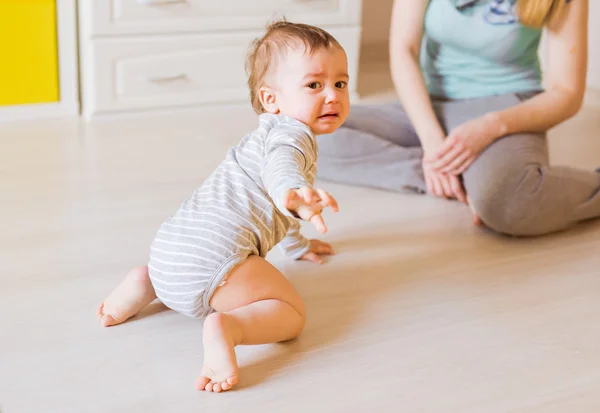 Ett år gammal baby gråter i sovrum — Stockfoto