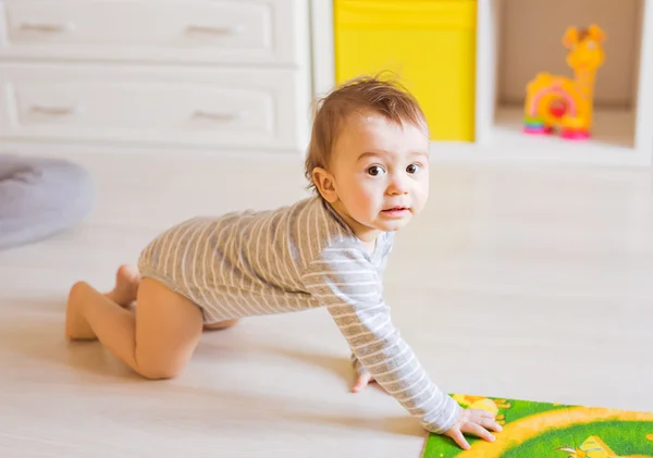 Förtjusande Baby Boy i sovrum. — Stockfoto