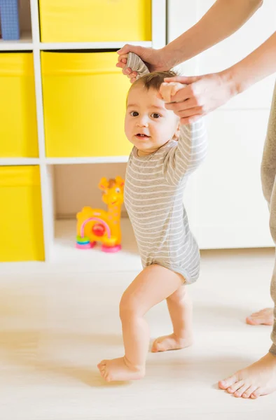 Mamma och baby ben. Första stegen. — Stockfoto