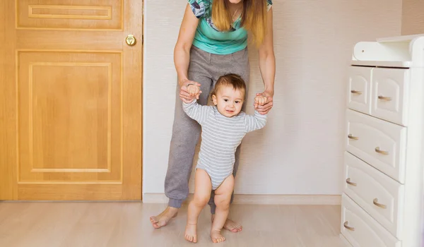 Μητέρα και το μωρό στα πόδια. Πρώτα βήματα. — Φωτογραφία Αρχείου