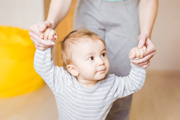 Mamma och baby ben. Första stegen. — Stockfoto