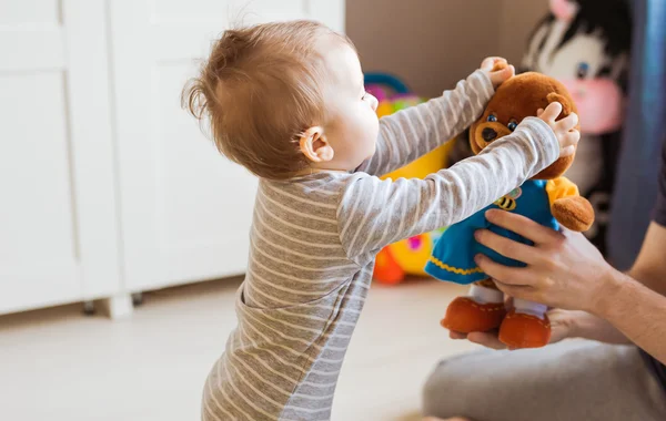 Adorable bebé en el dormitorio . — Foto de Stock