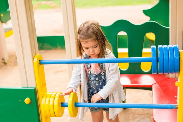 Liten flicka på sommaren lekplatsen — Stockfoto