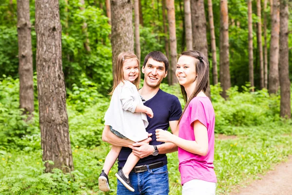 Famille heureuse s'amuser à l'extérieur et sourire — Photo