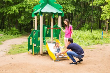 Mutlu aile birlikte açık Parkı'nda oynayan