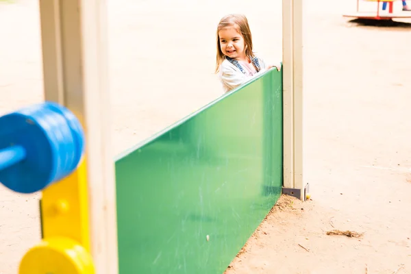 Menina no parque infantil de verão — Fotografia de Stock