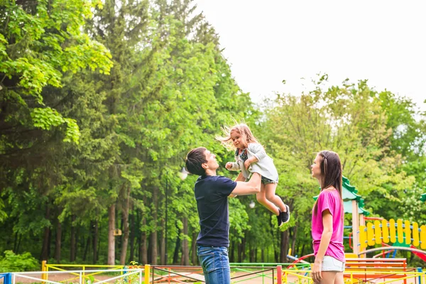 Familia feliz divirtiéndose al aire libre y sonriendo — Foto de Stock