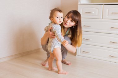Mutlu anne ve bebeğin evde portresi