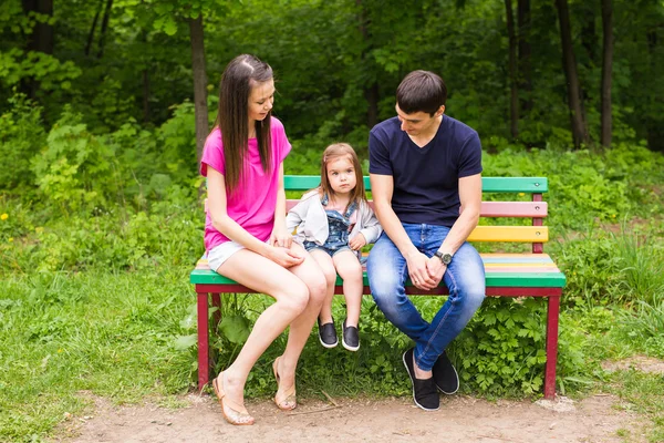 Familia sentada en el banco del parque — Foto de Stock