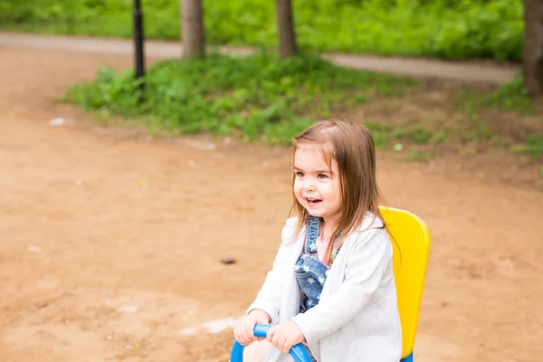 Menina bonita no parque infantil — Fotografia de Stock