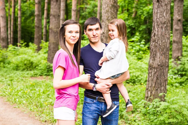 Glückliche junge Familie an einem Sommertag im Freien — Stockfoto