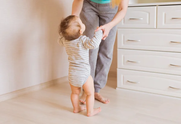 Bonito menino sorridente aprendendo a andar — Fotografia de Stock